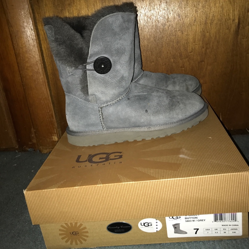 UGG Bailey Button - Picture 2 of 8